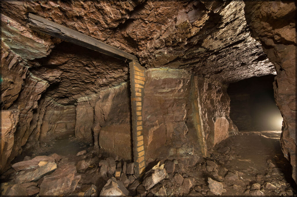 Der Werkluftschutzstollen der Firma BEKA in Tübingen zeigt beeindruckende unterirdische Stollen, die einst Schutz während Luftangriffen boten.