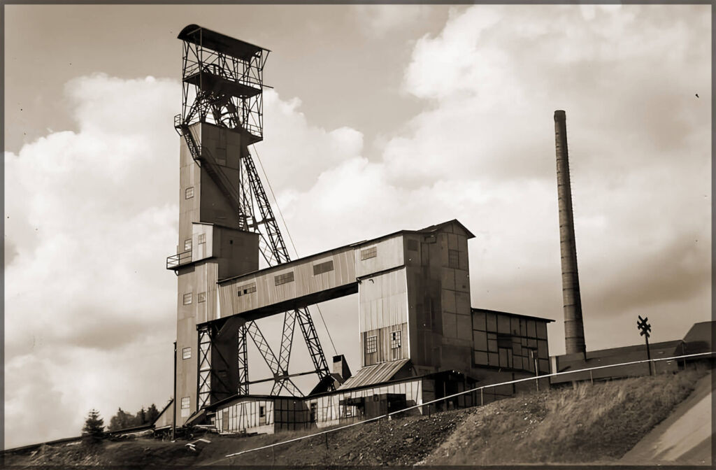 Zeigt den Förderschacht und das Schachtgebäude der Eisenerzgrube Schmiedefeld in Thüringen.