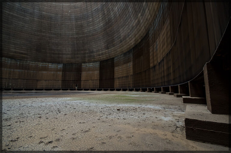Der Kühlturm am Kraftwerk - Lost Place