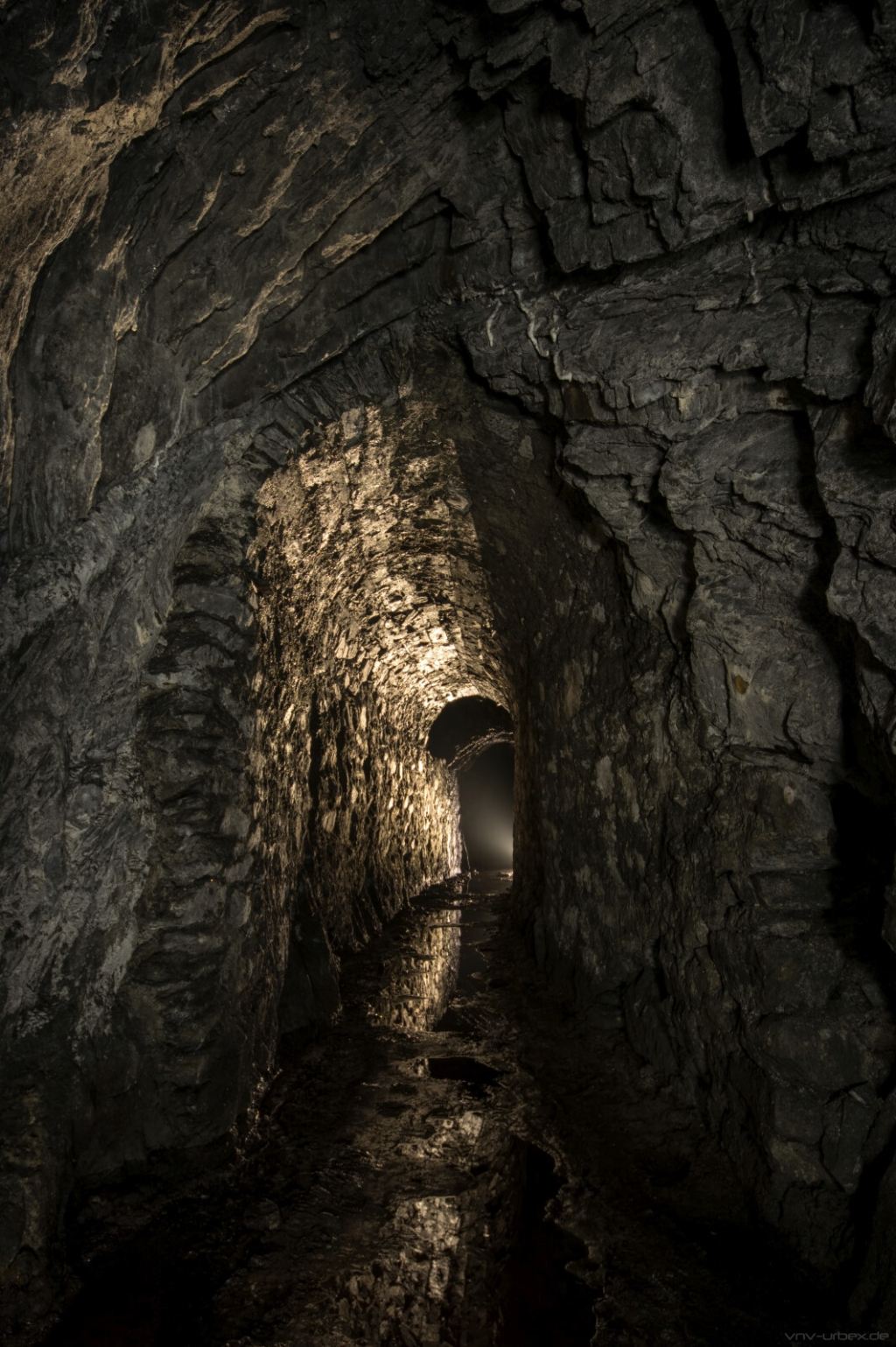 001-blei-zink-erzgrube-tinnitus-trockenmauerung-im-gegenlicht