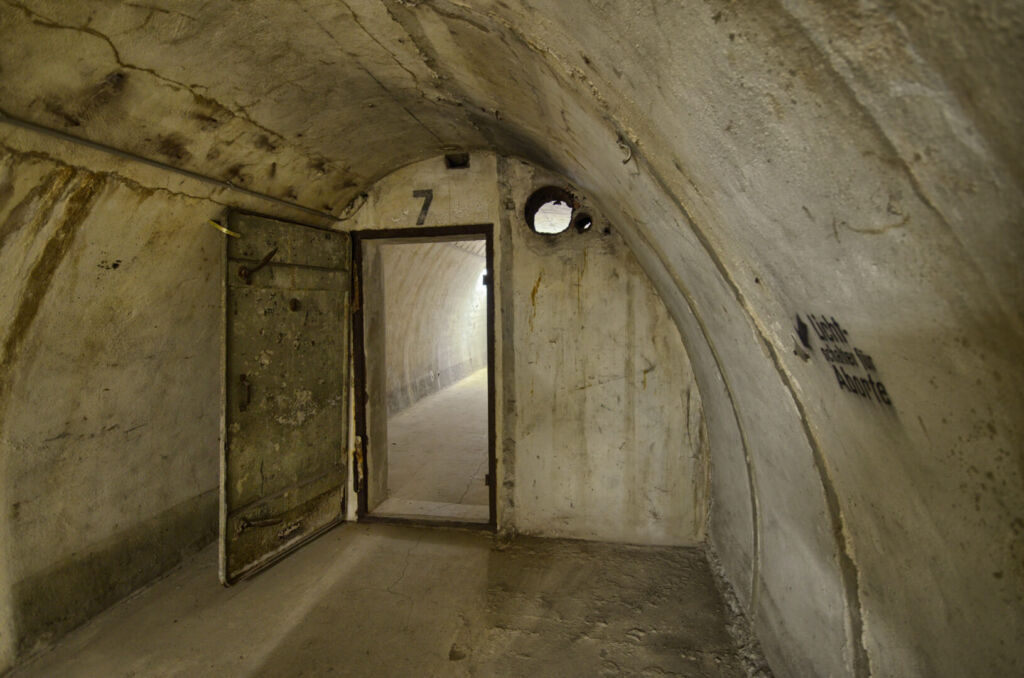 Durchgang zum Schutzraum Nummer 7 mit Stahltür.