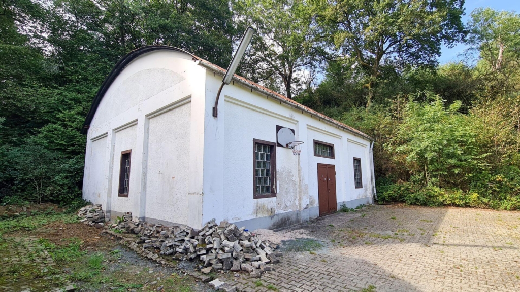 Das ehemalige Maschinenhaus im industriellen Baustil der 1920er Jahre mit seinem runden Dach.