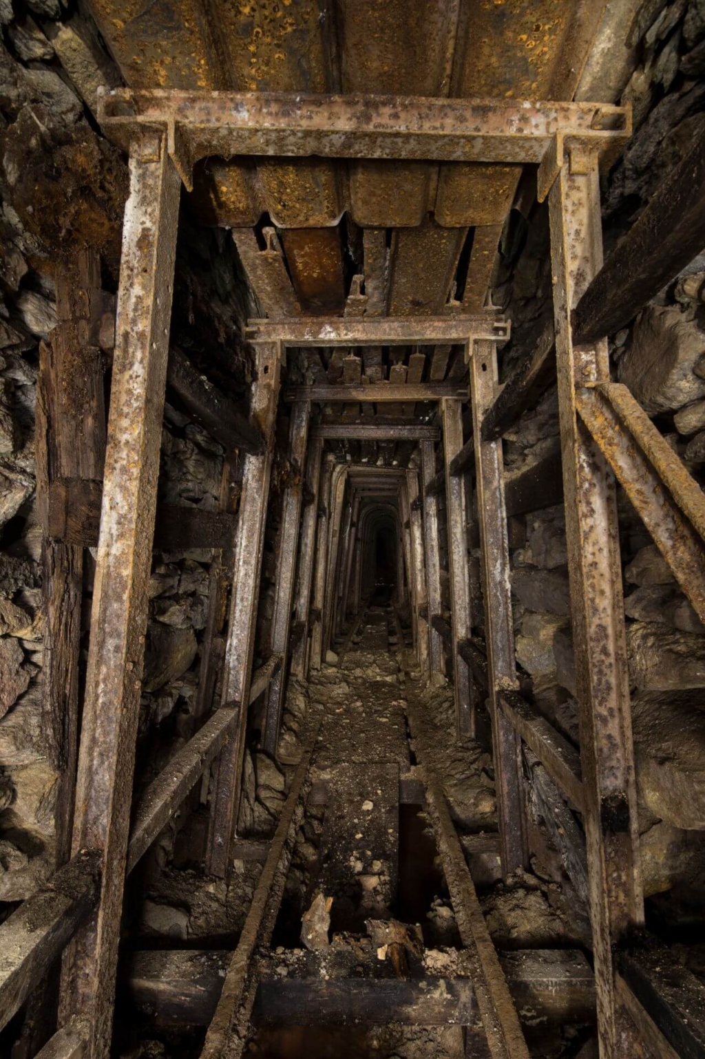 Stahlausbau im ehemaligen Förder- und Wasserlösestollen der Grube Wald Prinz