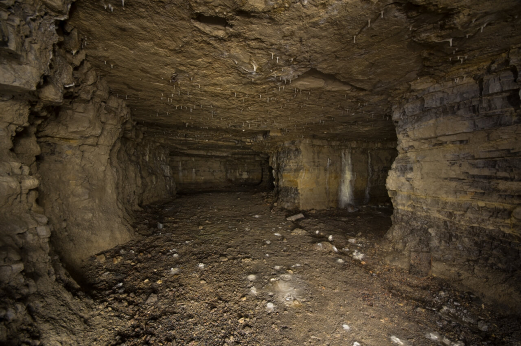 schroffe Gänge des Luftschutzstollens im Muschelkalk