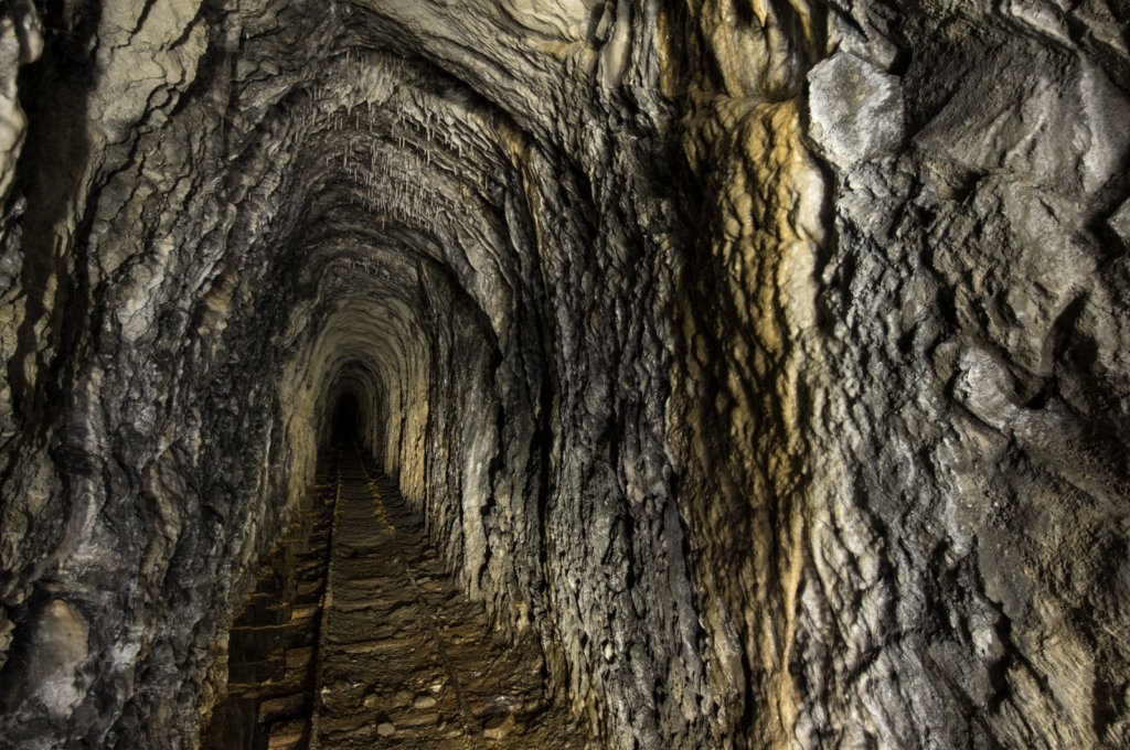 002-blei-zink-erzgrube-tinnitus-stollenverlauf-mit-sinter