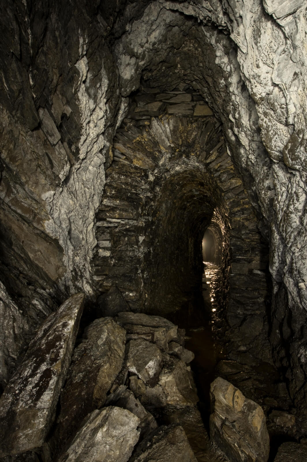 002-blei-zink-erzgrube-tinnitus-trockenmauerung-im-gegenlicht