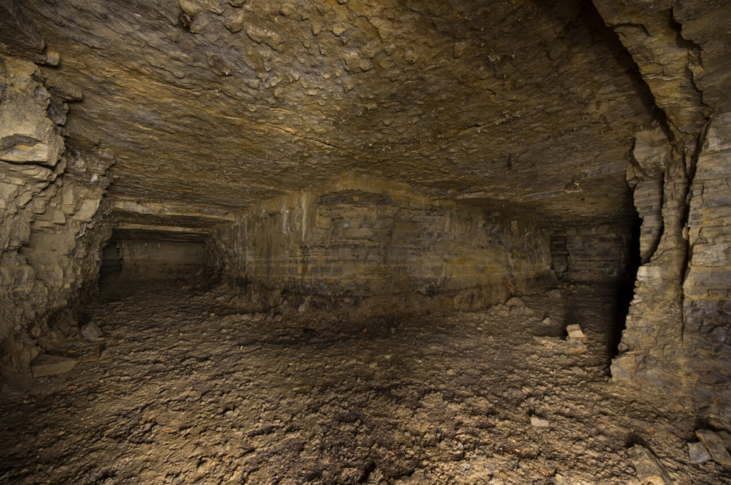 schroffe Gänge des Luftschutzstollens im Muschelkalk