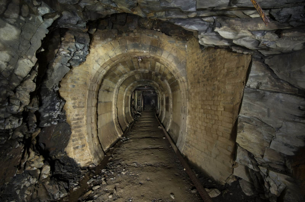 Runder Betonsegmentausbau in der Förderstrecke links am Boden verläuft die Rösche.