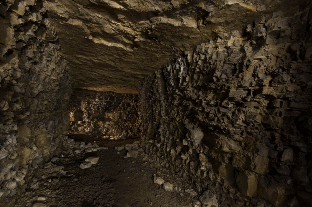 Zeigt die schroffen Muschelkalk-Wände des LS-Stollens im Gegenlicht.