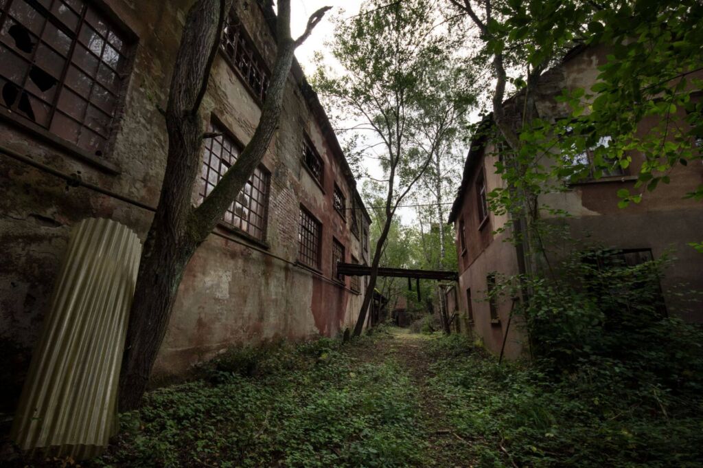 Zeigt das Außengelände der Grube mit Blick auf die Aufbereitungsgebäude.