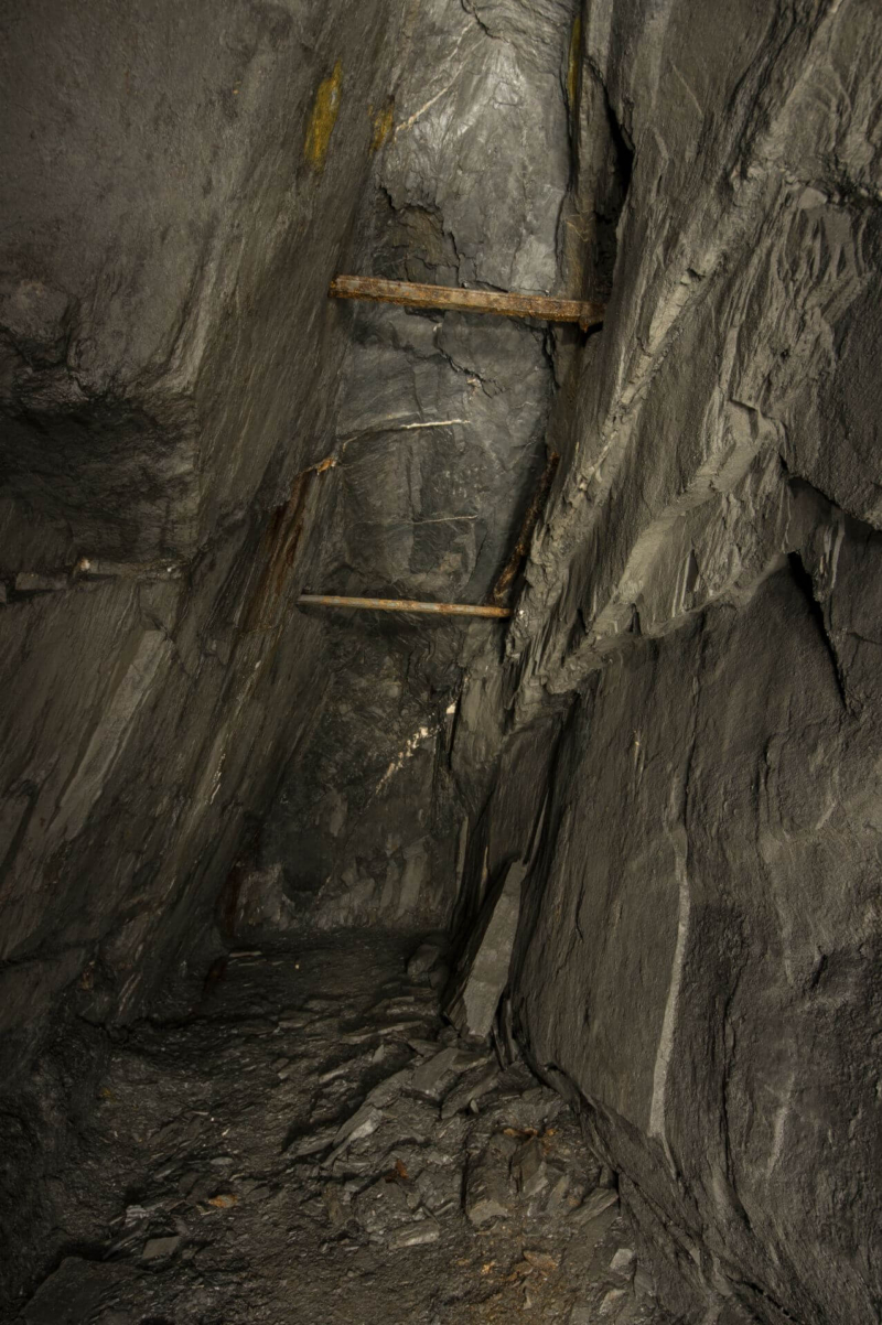 Hohe Abbaukammer im Schiefergestein mit Querstreben an der Firste.