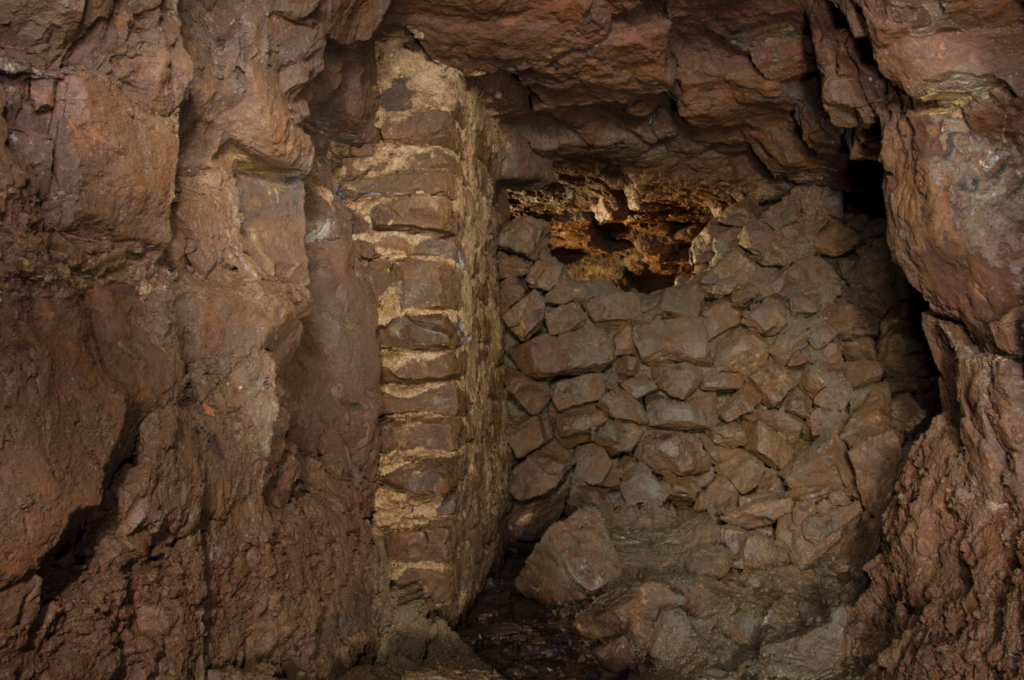 003-tortenstollen Versatzmauerung zum tiefergelegenen Hauptstollen. Oben wurde ein Teil aus der Mauer gebrochen, um hindurch zu kommen.