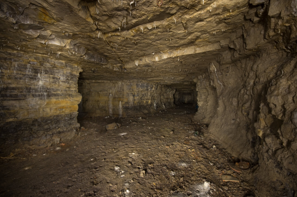 schroffe Gänge des Luftschutzstollens im Muschelkalk