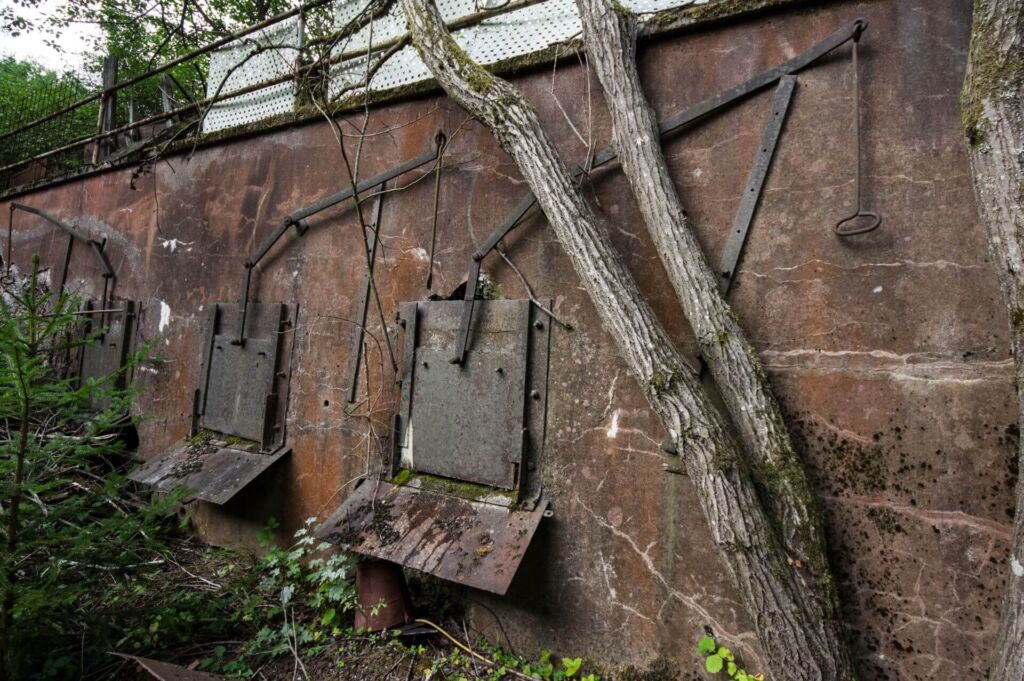 Zeigt Schütten, welche von Hand geöffnet wurden, über welche die Förderwagen befüllt wurden.