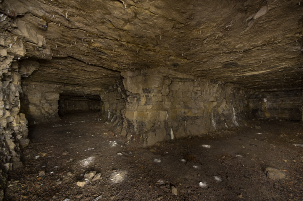 schroffe Gänge des Luftschutzstollens im Muschelkalk