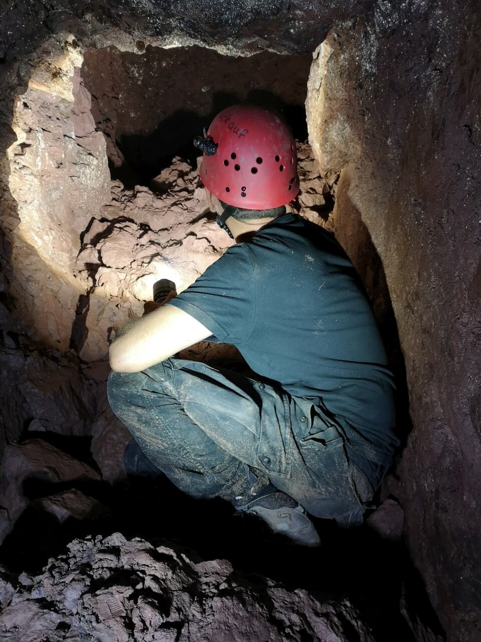 Person die im Stollen sitz