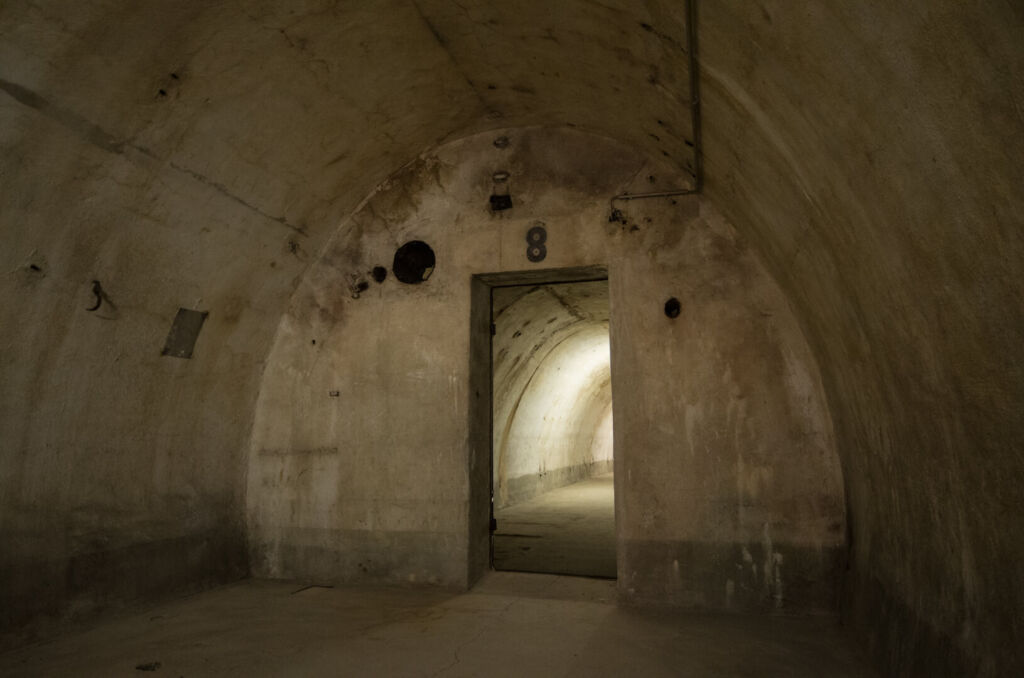 Durchgang zum Schutzraum Nummer 8