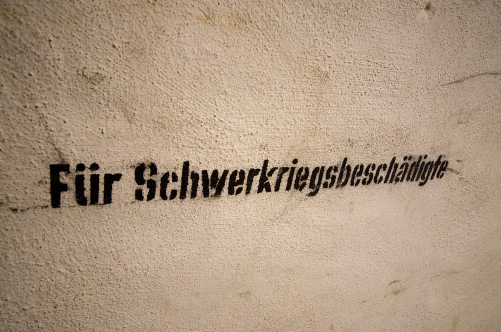 Hinweistext an der Wand "Für Schwerkriegsbeschädigte"