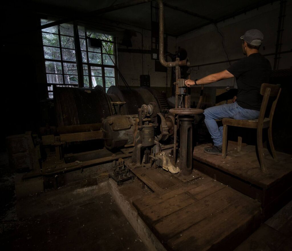 Die Fördermaschine im Gesamtüberblick, mit Sprachrohr und normalem Stuhl für den Maschinenfahrer.