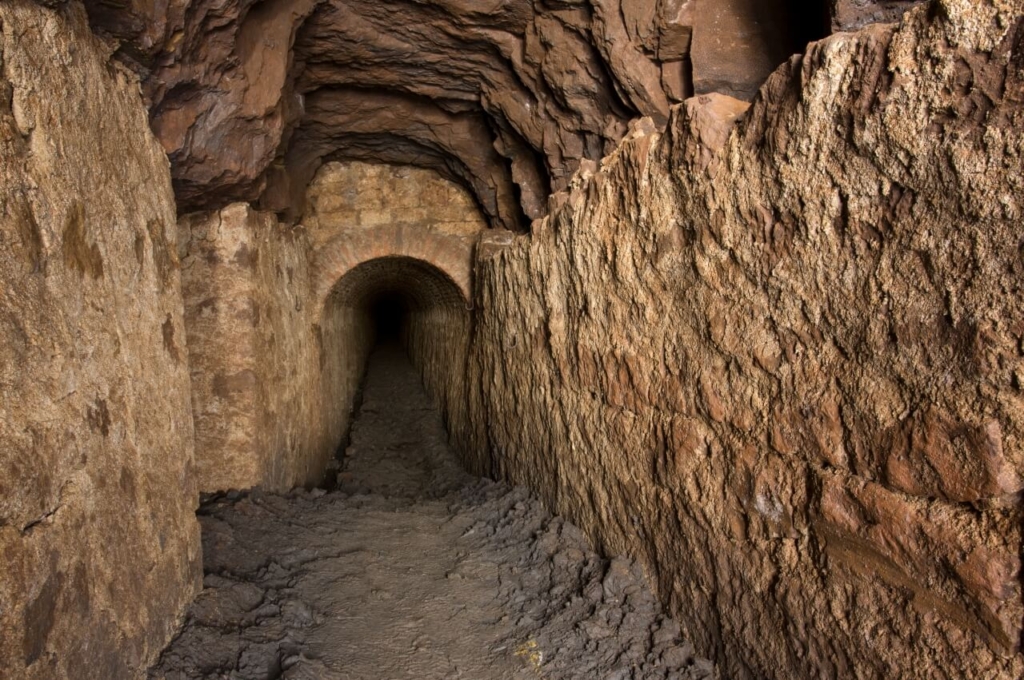 006-tortenstollen zeigt den Übergang vom unausgebauten Stollen zum ausgebauten Stollen.
