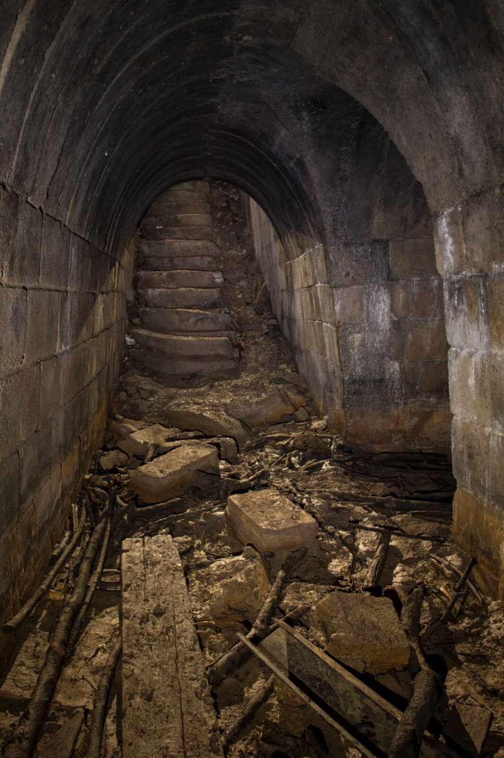 006-werkluftschutzstollen-himmelsbuckel Treppenabgang des Werkluftschutzstollens, von oben strahlt Licht die Treppe hinab.