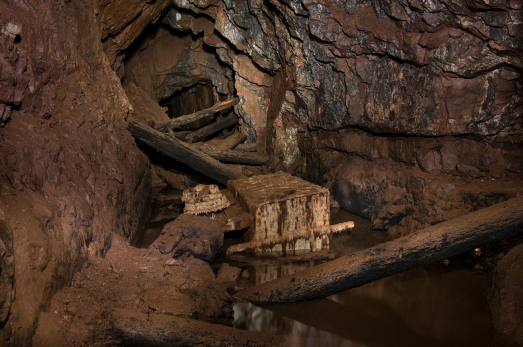 umgekippter Förderwagen im Stollen