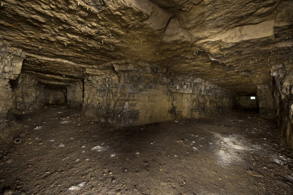 schroffe Gänge des Luftschutzstollens im Muschelkalk