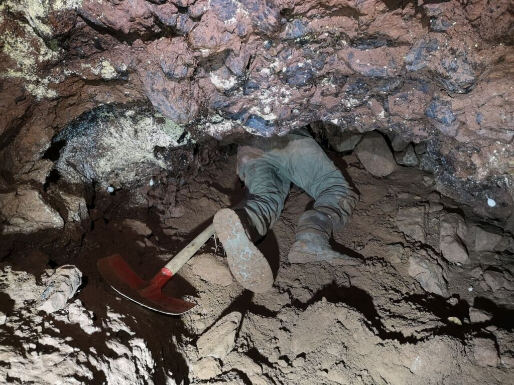 Person im Stollen beim Graben