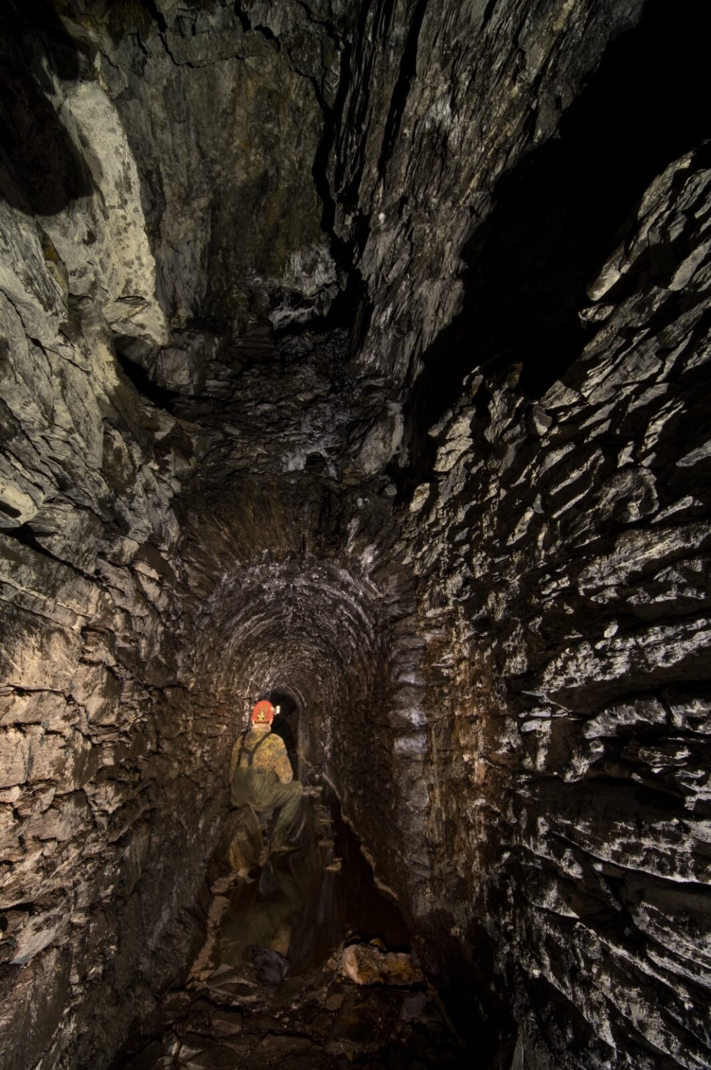 007-blei-zink-erzgrube-tinnitus-trockenmauerung-im-altbergbau-mit-person