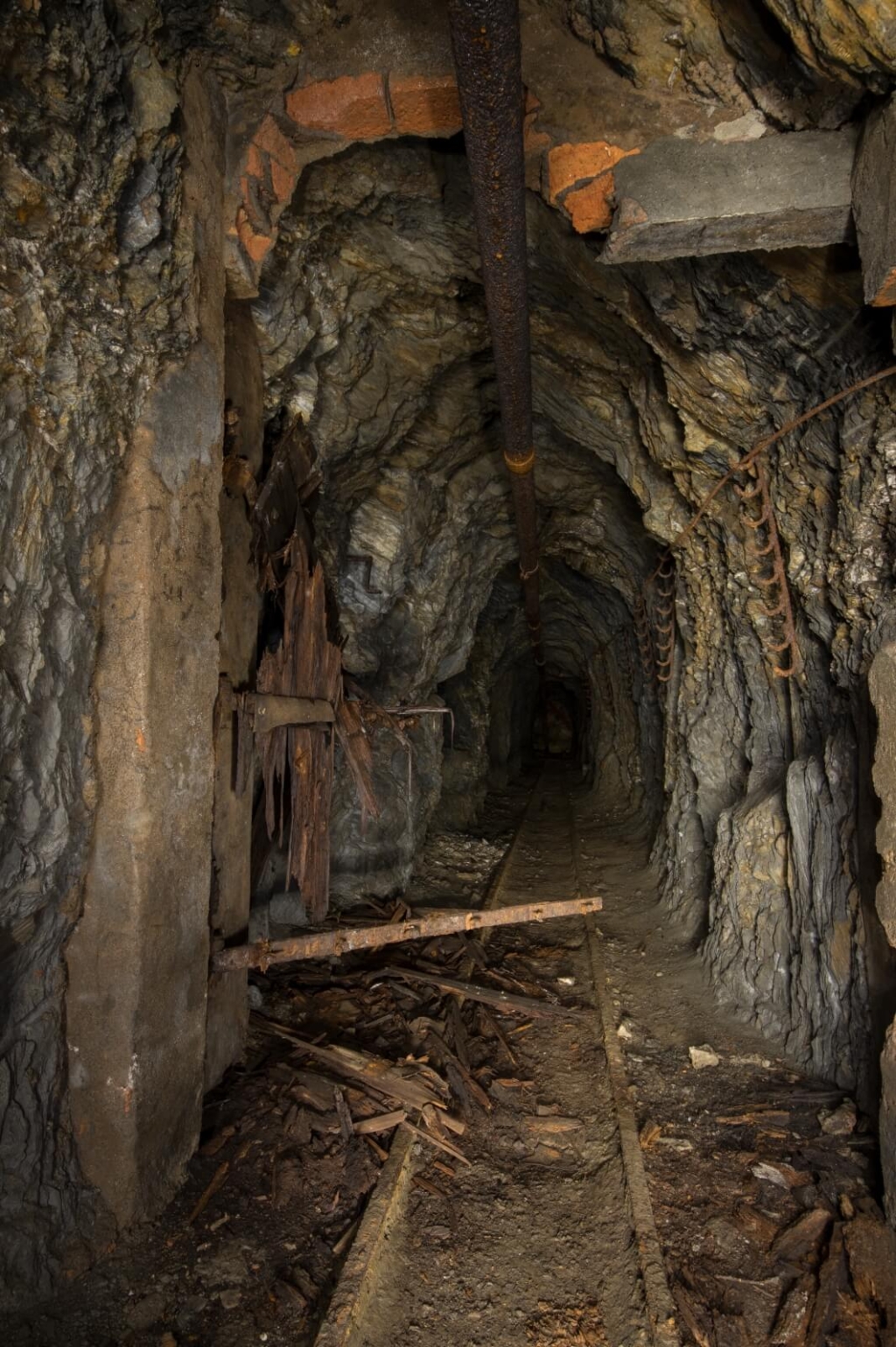 007-blei-zink-erzgrube-tinnitus-wettertuerreste