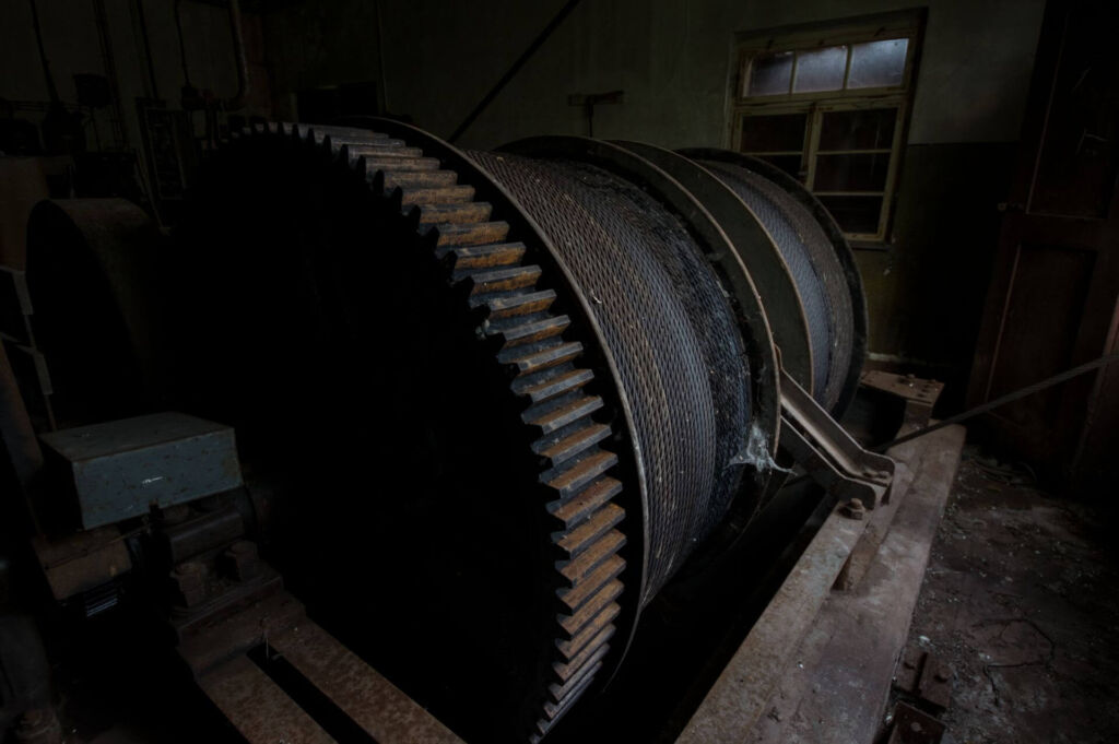 Zu sehen sind die riesigen Trommeln der Fördermaschine mit seinen aufgewickelten Stahlseilen.