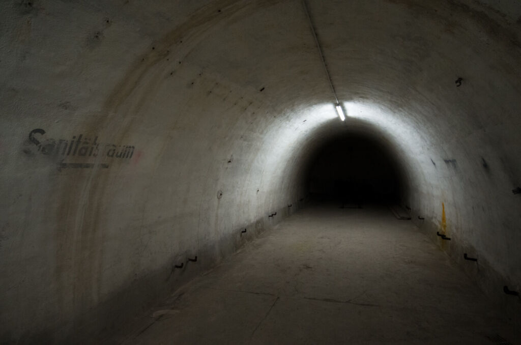 Luftschutzstollen mit der Aufschrift "Sanitätsraum" an der Stollenwand