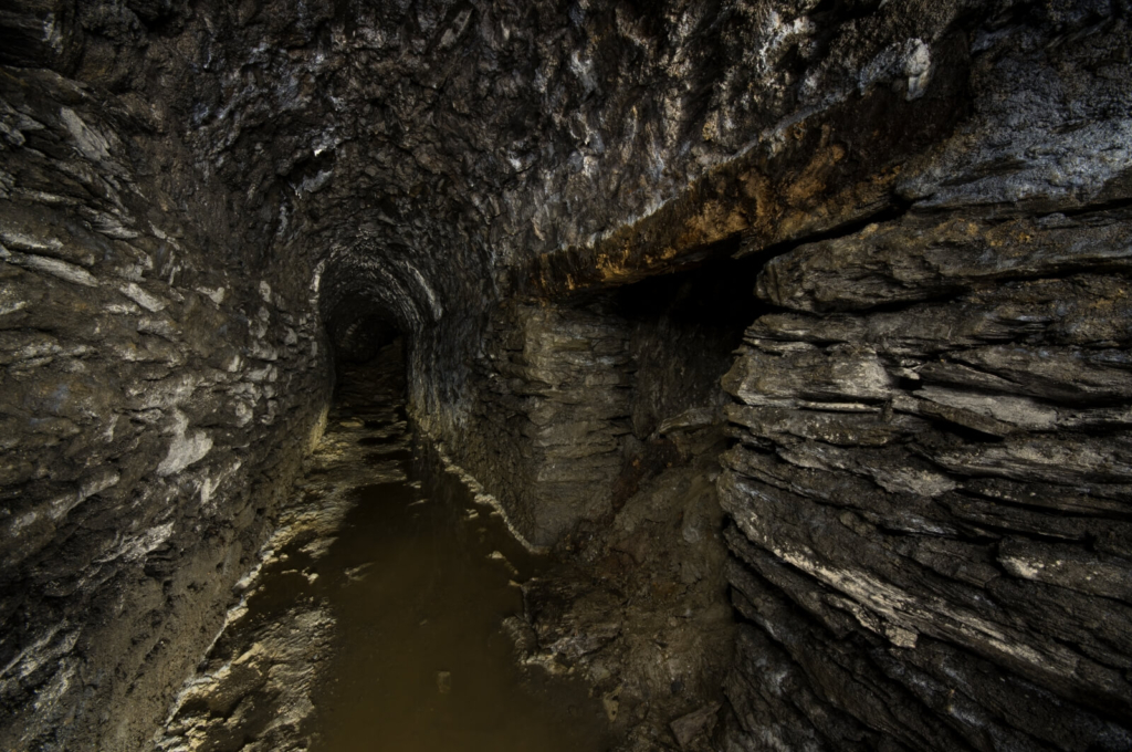 009-blei-zink-erzgrube-tinnitus-trockenmauerung-im-altbergbau-mit-sturz