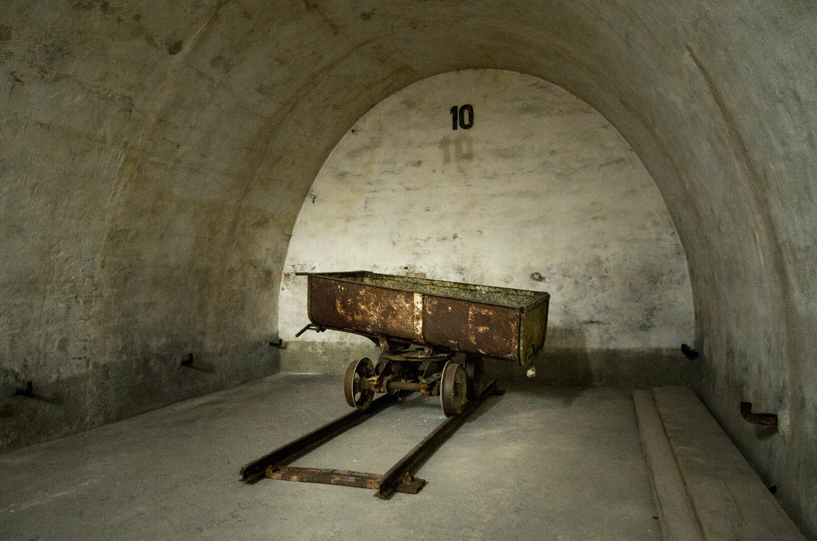 Betonrundkipper im Luftschutzstollen auf Schienen, wie er beim Bau verwendet wurde.