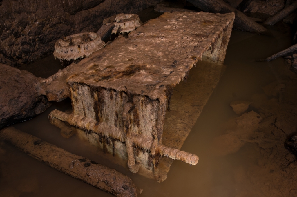 umgekippter und im Wasser liegender Förderwagen