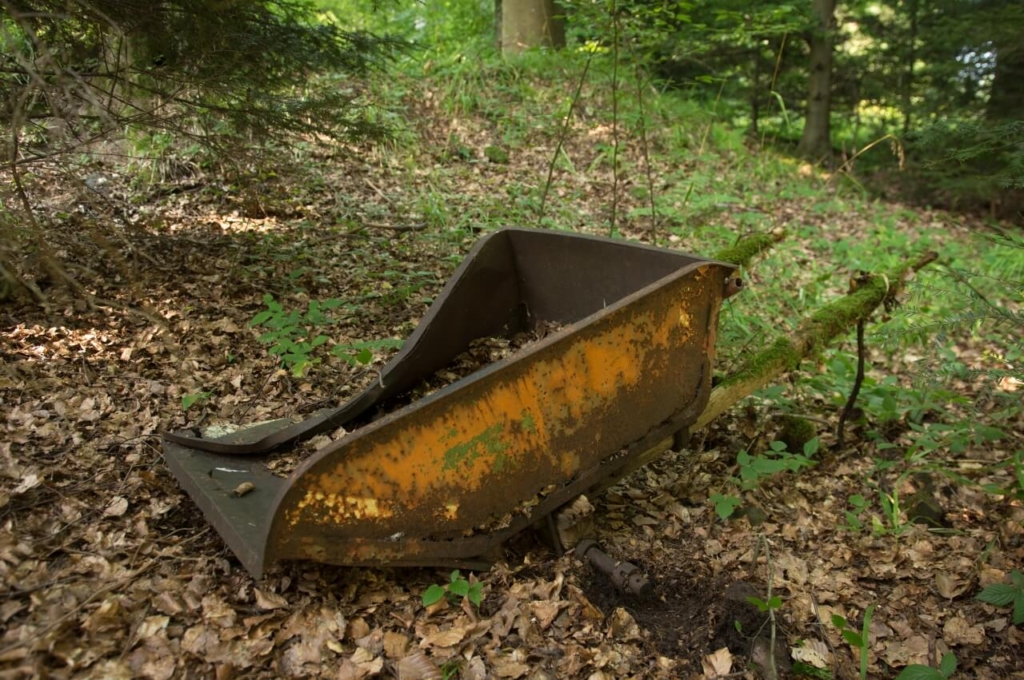 rostige Reste einer Schubkarre aus Stahl