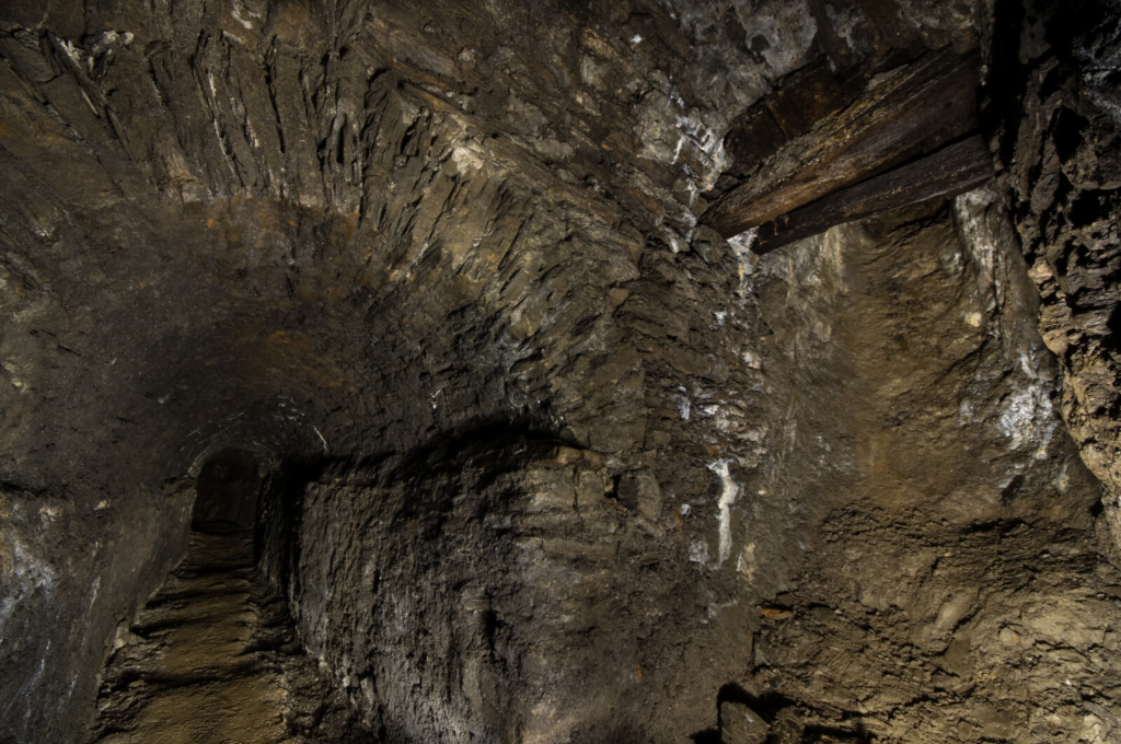 010-blei-zink-erzgrube-tinnitus-trockenmauerung-im-altbergbau-mit-schacht