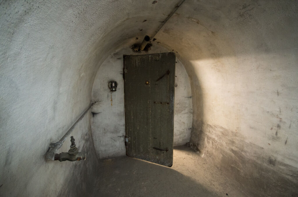 Luftschutztür aus Stahl im Schutzstollen