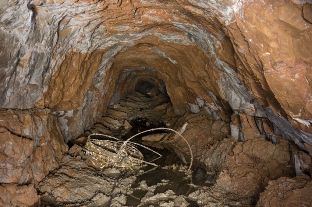 010-tortenstollen Zeigt einen flachen Stollen zum Abbau, welcher am Ende verbrochen ist.