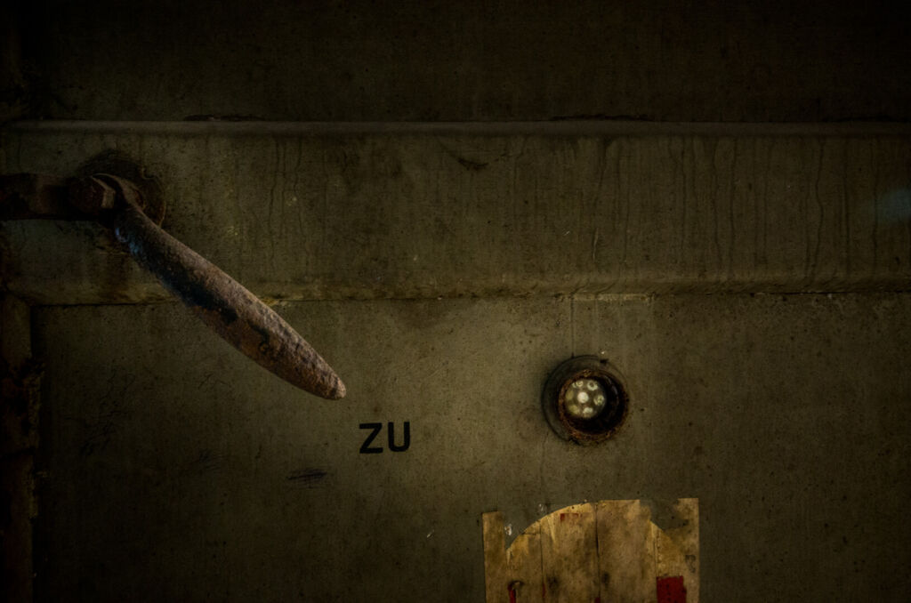 Luftschutztür aus Stahl mit der Aufschrift zu