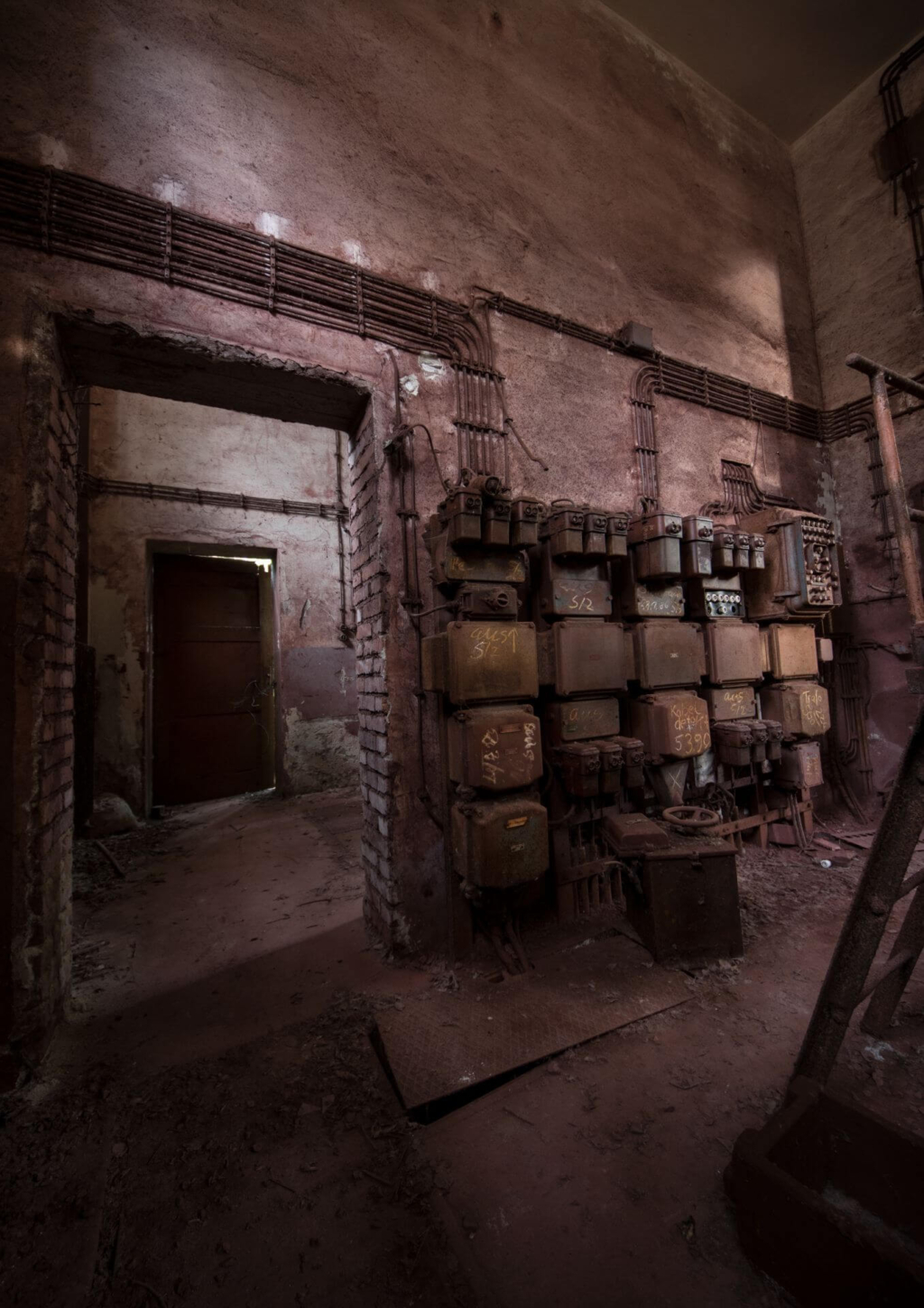 Zeigt die Elektroinstallation der Erzaufbereitung. Auch hier sind alle Wände rot vom Roteisensteinstaub der Erzaufbereitung.