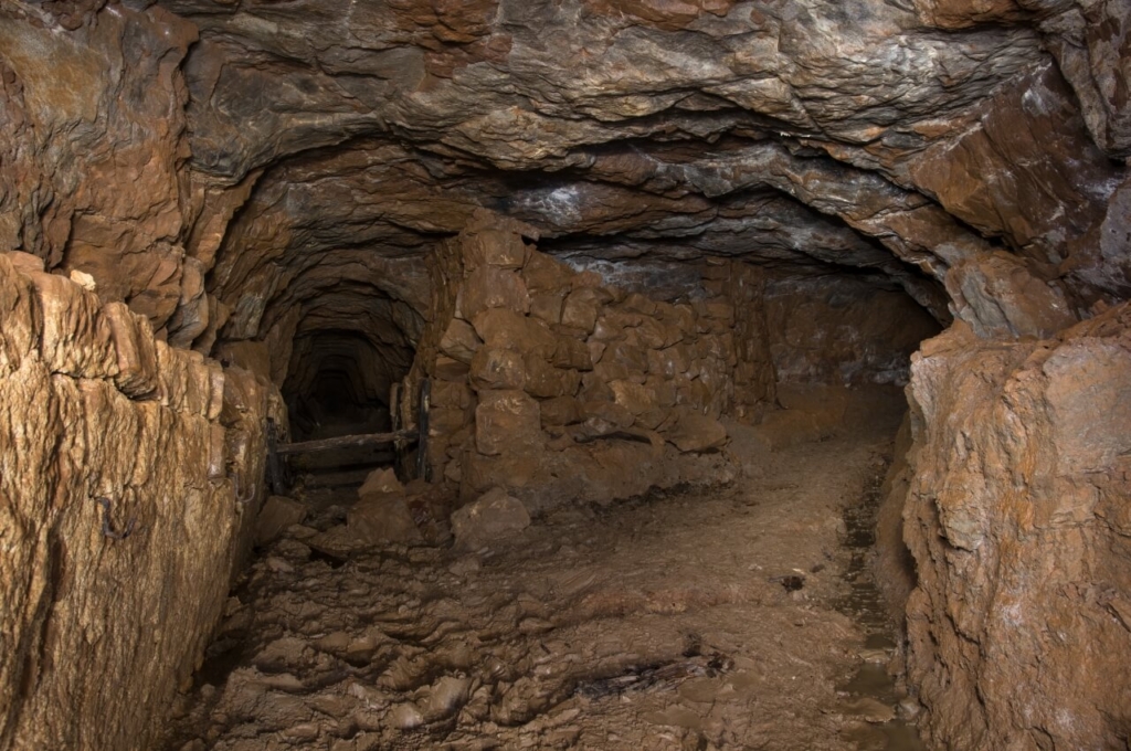 011-tortenstollen Zeigt eine Streckenabzweigung vom Hauptstollen zum Abbau.