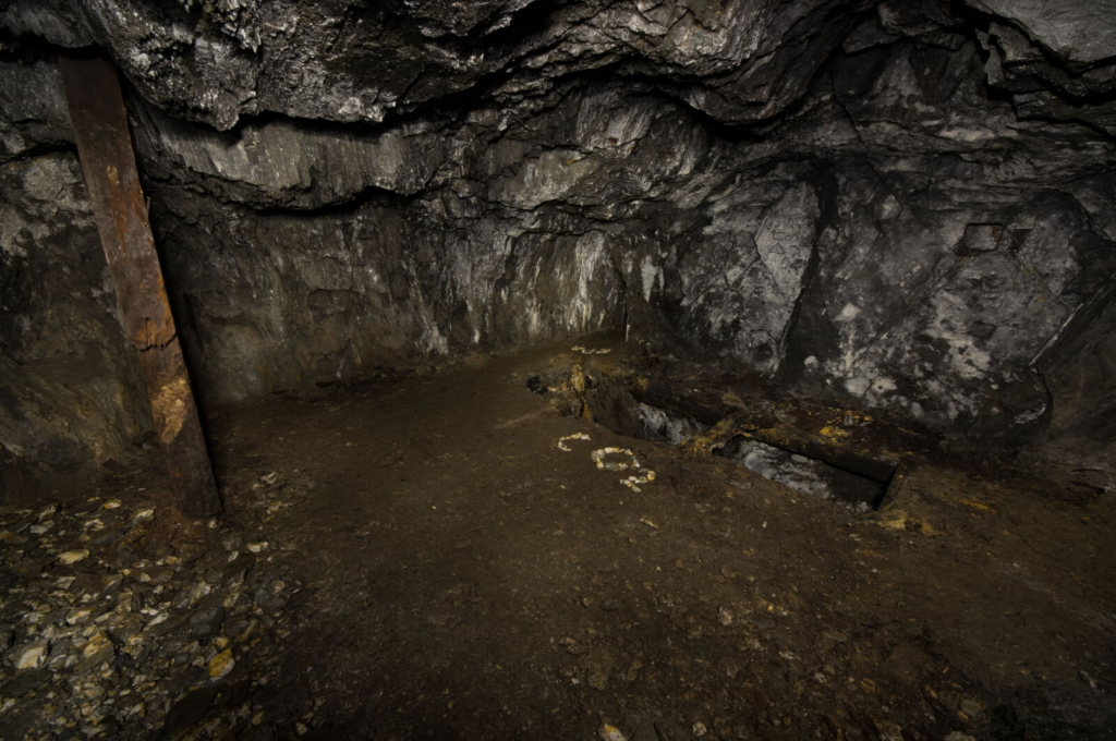 012-blei-zink-erzgrube-tinnitus-schacht-mit-co2-warnung-im-altbergbau
