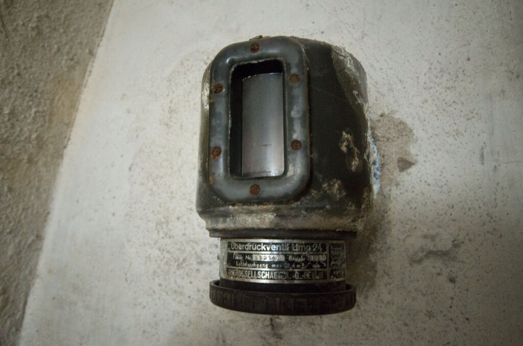 Überdruckventil an der Wand im Luftschutzstollen