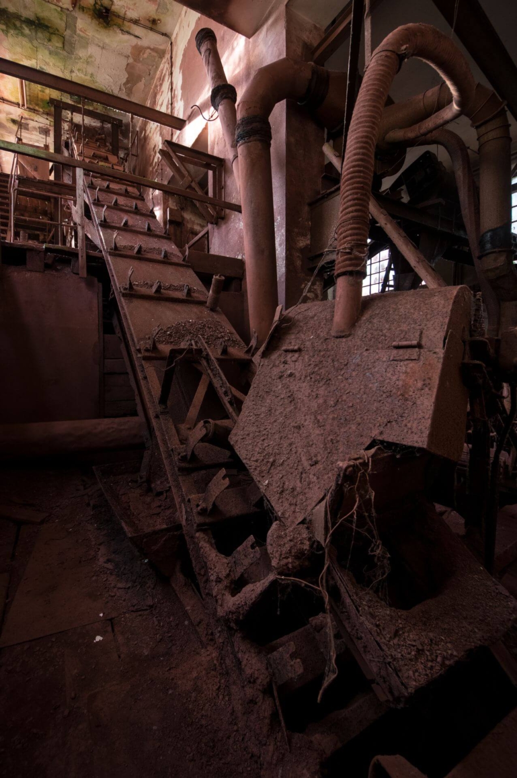 Rostige Maschineneinbauten in der Erzaufbereitung mit Staubabsaugung.