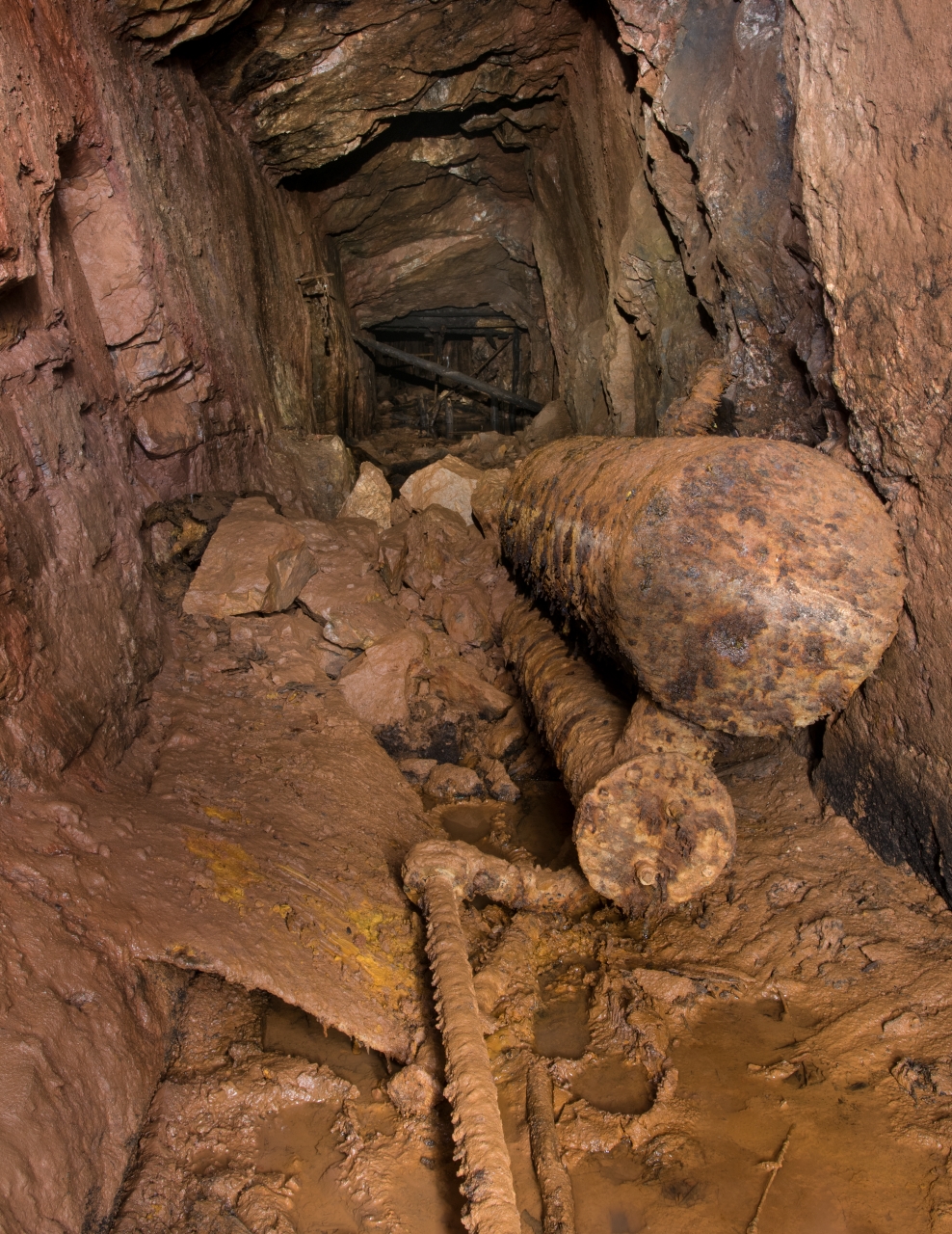 verrosteter Druckbehälter, der im Stollen liegt