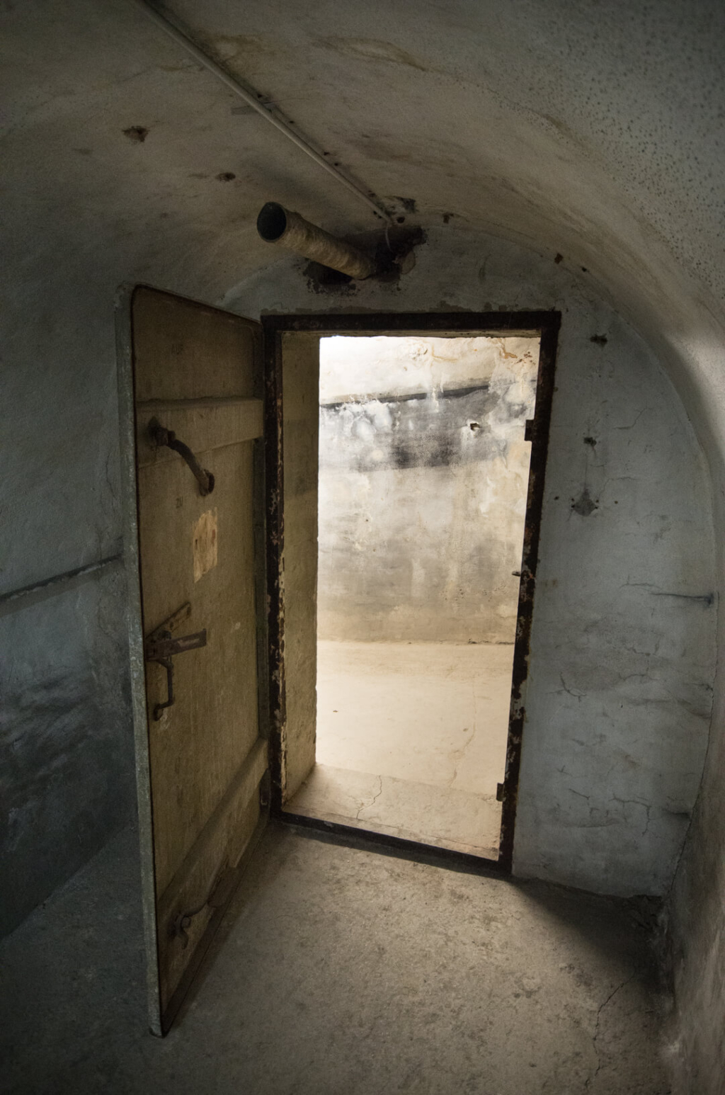 Durchgang vom Nebenraum auf den Hauptstollen, mit Stahltür.