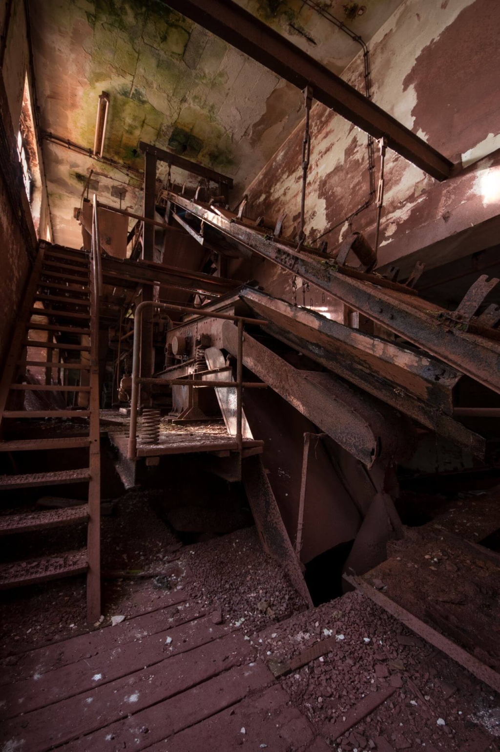 Links führt eine Eisentreppe auf die nächste Etage der Erzaufbereitung.