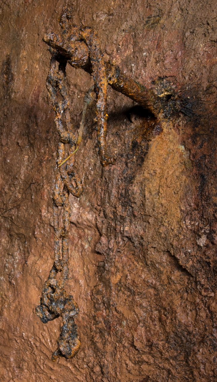 Kettenreste hängen am Stoß