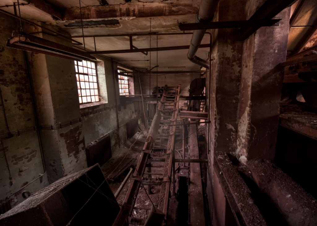 In der Aufbereitung sind durch den Roteisengesteinstaub alle Wände rot gefärbt.